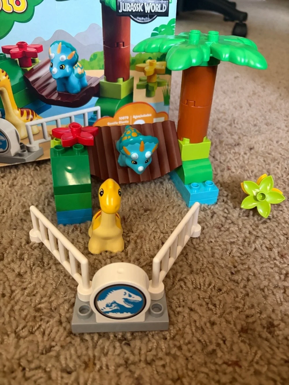 LEGO Duplo Jurassic World Gentle Giants Petting Zoo 10879 - Picture 6 of 9